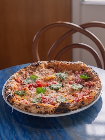 Atte Pizzería Napoletana, en el puesto 14, fue reconocida por su fidelidad a la tradición napolitana y la calidad de los ingredientes