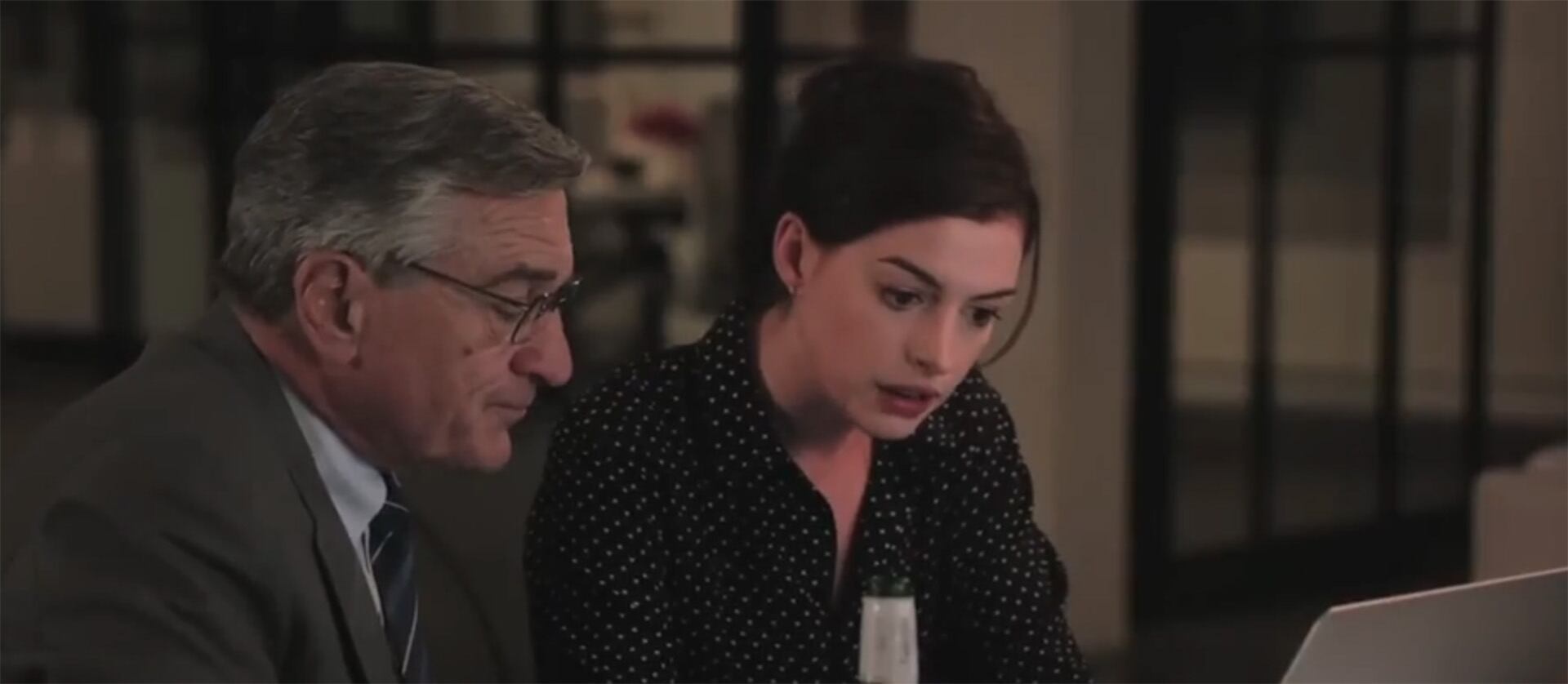 En Estados Unidos, algunas empresas adoptaron medidas para mejorar la cohesión interna de sus empleados: los jóvenes enseñan herramientas, los mayores enseñan estrategia