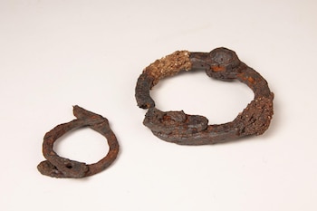 Cinco grilletes de hierro "extremadamente raros" descubiertos en Francia ponen de relieve el comercio de esclavos celta de hace 2300 años