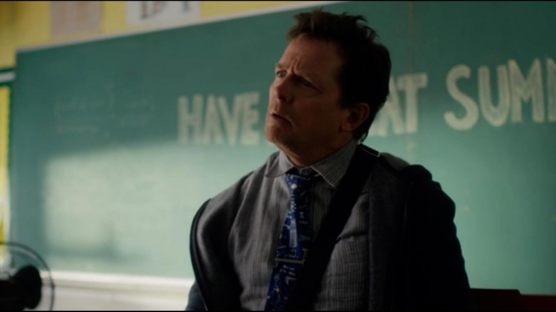 Michael J. Fox interpreta a Mr. Lockhart, un profesor que inspira a los protagonistas del filme. Fuente: IMBd
