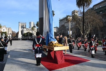 El izamiento de la bandera en Plaza de Mayo