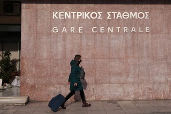 Una persona camina frente a