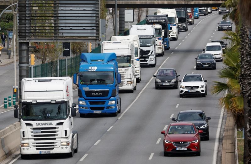 Camioneros en Barcelona. (Albert Gea/Reuters)