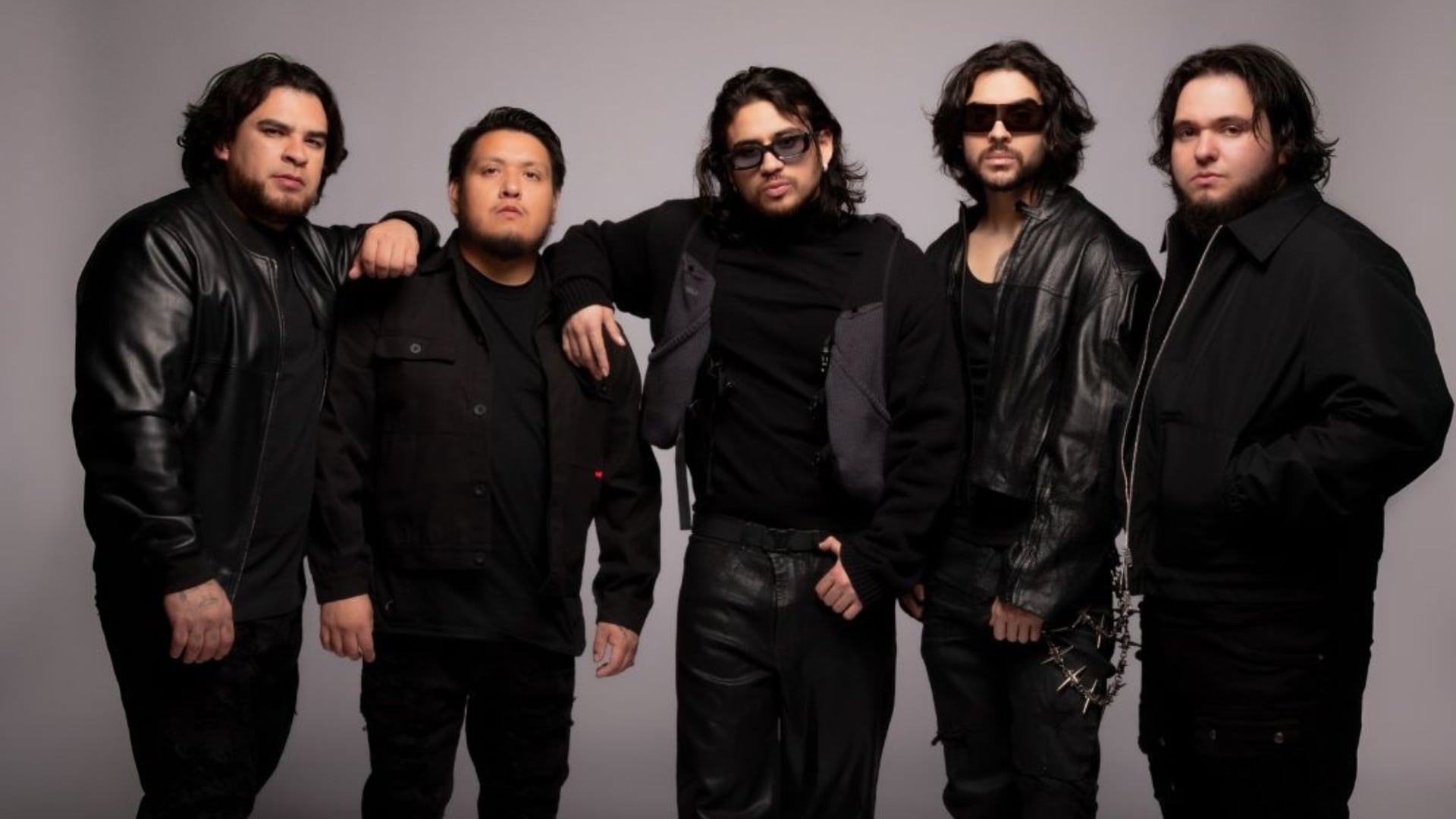 El cantante Jesús Ortiz Paz y los demás miembros de la agrupación Fuerza Regida posan vestidos de negro en un estudio fotográfico. (Instagram: Fuerza Regida)
