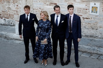 Pablo de Grecia y Marie-Chantal con sus hijos Constantino y Aristides. REUTERS/Louiza Vradi