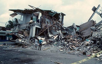 La estructura del Hotel Internacional cedió ante la magnitud de 7.7 grados, convirtiéndose en el símbolo de la tragedia y la pérdida de vidas en el corazón de Limón (Foto cortesía Radio Casino de Limón).
