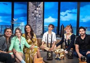 Karol Sevilla junto a los