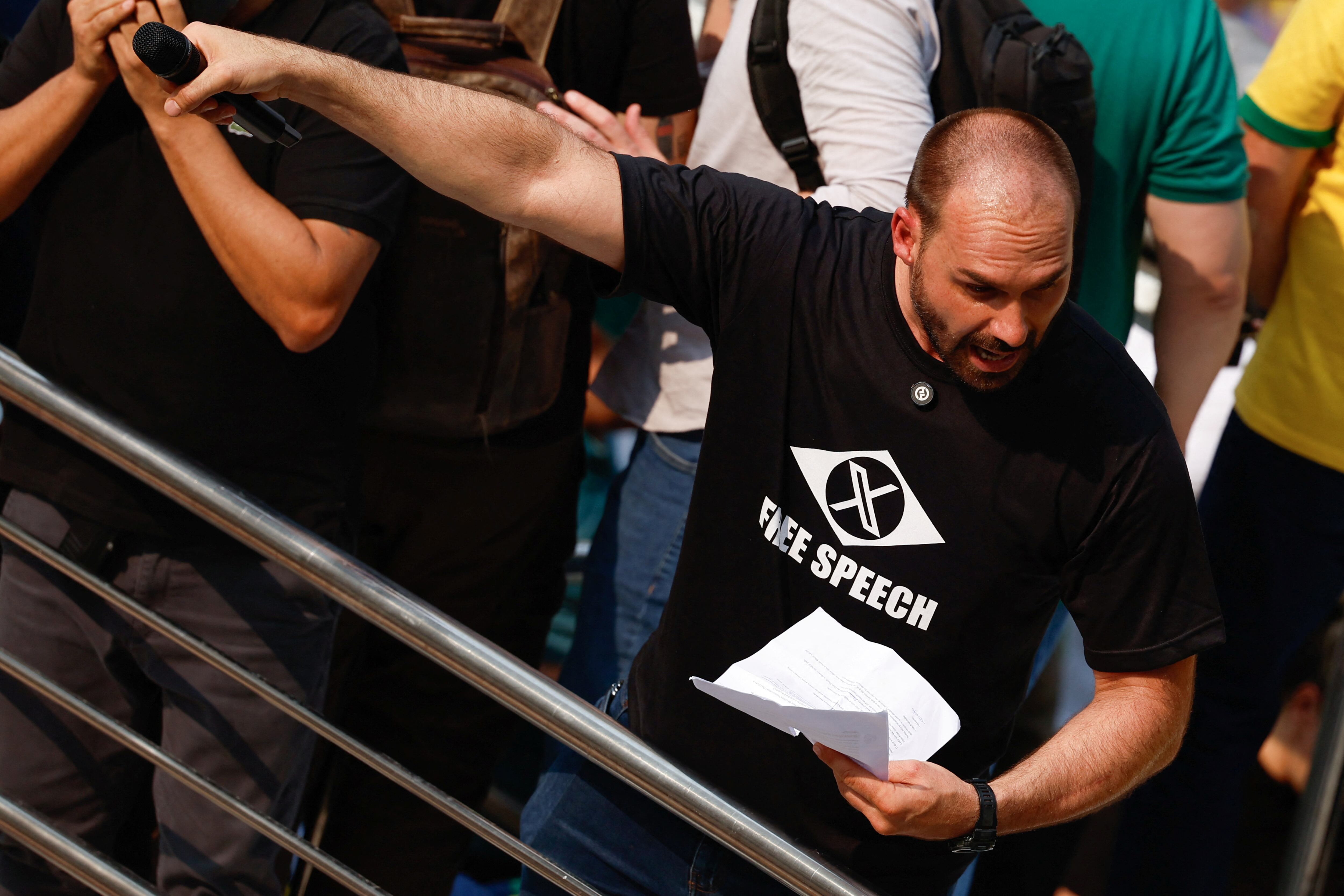 El diputado federal Eduardo Bolsonaro asiste a una protesta contra el Tribunal Supremo de Brasil el Día de la Independencia en la Avenida Paulista (REUTERS/Carla Carniel)