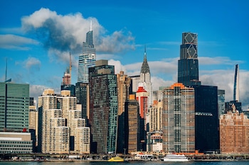 La propuesta del impuesto a las propiedades de lujo en Nueva York busca gravar los pied-à-terre valorados en más de USD 5 millones para equilibrar la carga fiscal