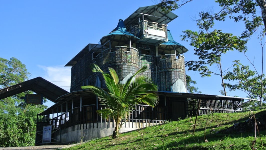El Castillo Inspiración en Isla Colón, construido con 40.000 botellas plásticas recicladas, se convierte en símbolo de acción ambiental en Panamá (Créditos: Guinness World Records)