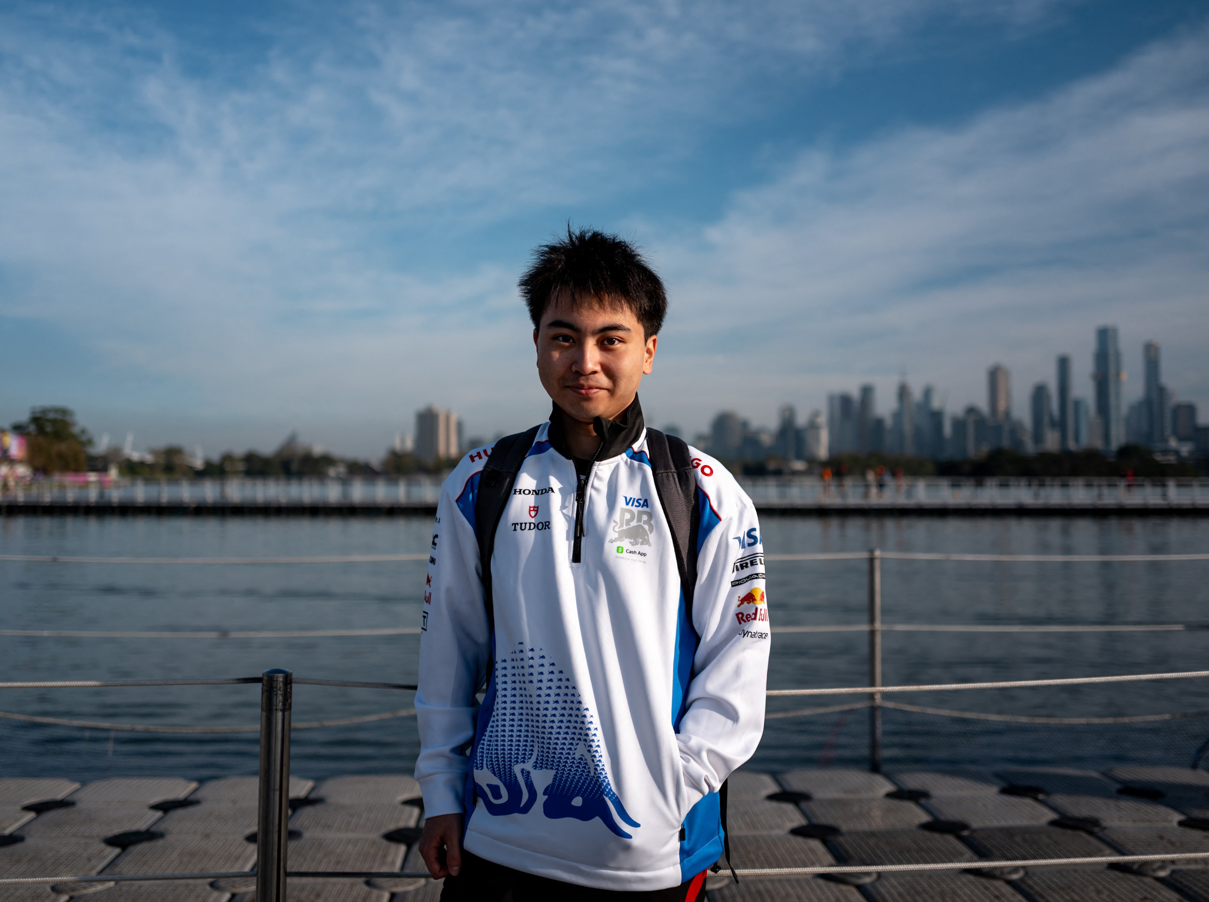 Ayumu Iwasa comanda el coche de Verstappen. Cada equipo debe darle cuatro sesiones de práctica a los rookies a lo largo de la temporada (Foto: Reuters /Mark Peterson)