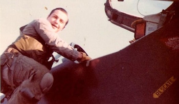 Primer teniente Luciano Guadagnini, junto a su avión, caído en la acción del 23
