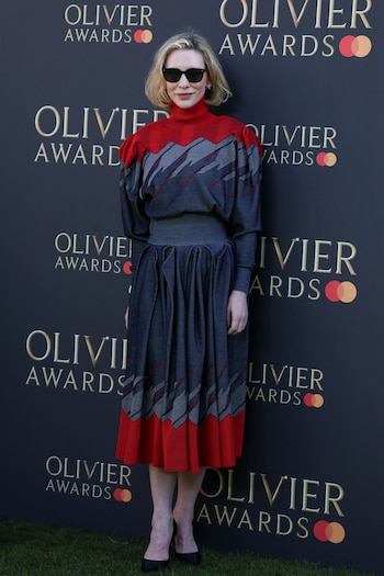 Vestido gris y rojo con estampado geométrico y mangas abullonadas para un look moderno en los Olivier Awards