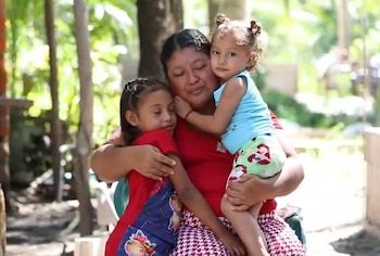 La salvadoreña de San Luis La Herradura dejó trabajos en la pesca y la recolección de curiles porque esos ingresos no le permitían concretar proyectos personales y familiares. (Foto cortesía Ministerio de Trabajo)