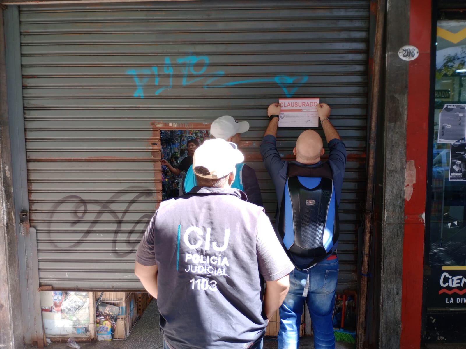 Funcionarios notifican a los responsables y clausuran el local donde se vendían juguetes falsificados