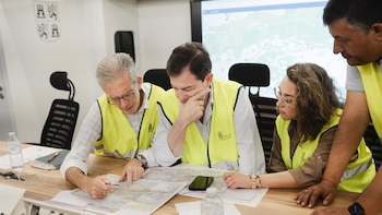 Mañueco respalda la evacuación en el Valle del Tiétar y pide responsabilidad ciudadana ante el fuego de Ávila