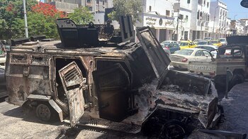 Un coche quemado se muestra