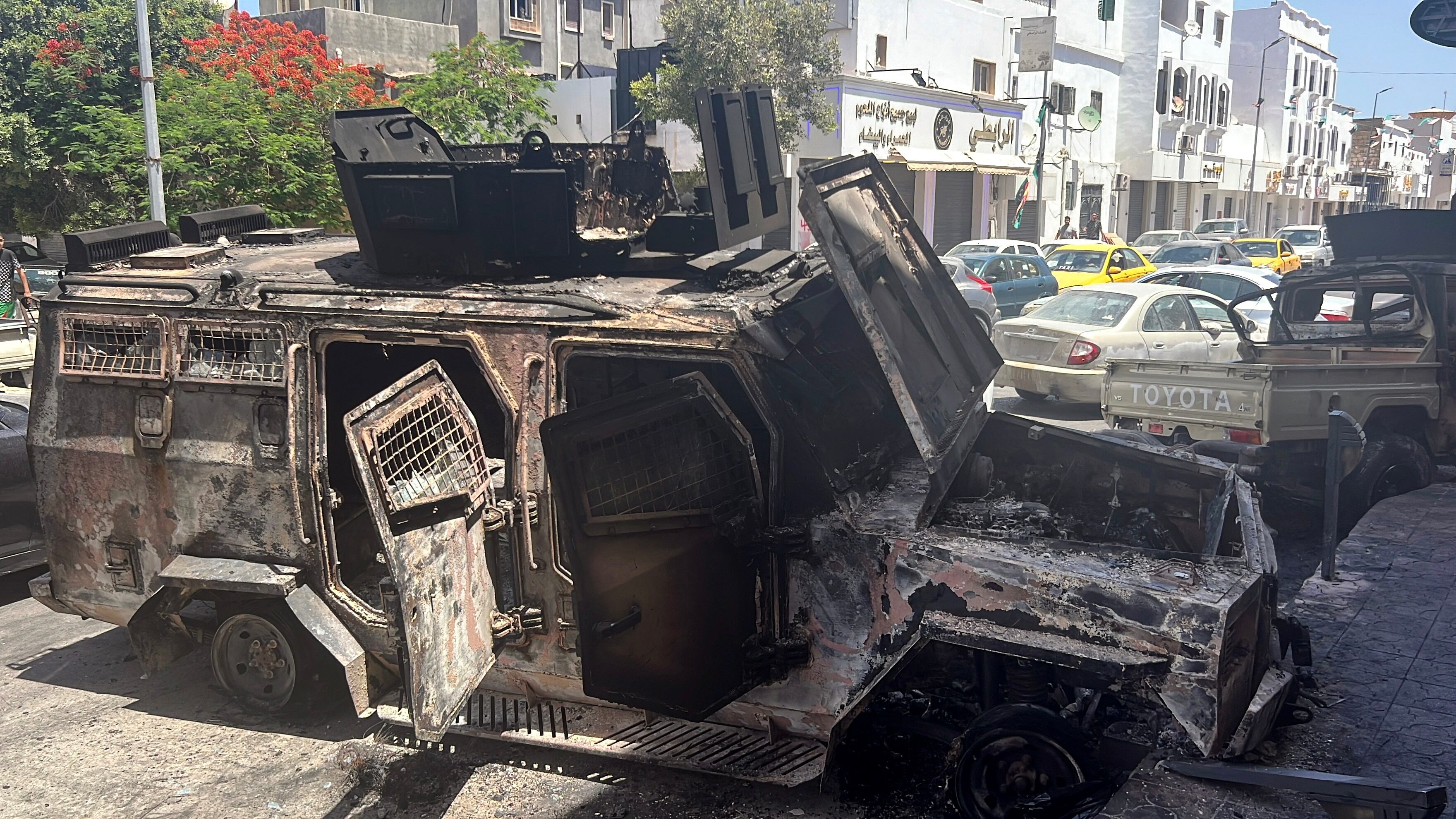 Un coche quemado se muestra después de los enfrentamientos nocturnos en Trípoli, Libia, el 13 de mayo de 2025. Los enfrentamientos en la capital libia han dejado al menos seis muertos, según el Centro de Medicina y Apoyo de Emergencia de Libia. (Libia) EFE/EPA/STRINGER