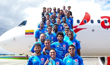La delegación de 26 jugadores partió de Bogotá el 4 de junio de 2026, rumbo a San Diego, California (Estados Unidos) para disputar su partido de preparación ante Jordania, previo al debut ante Uzbekistán-crédito Federación Colombiana de Fútbol