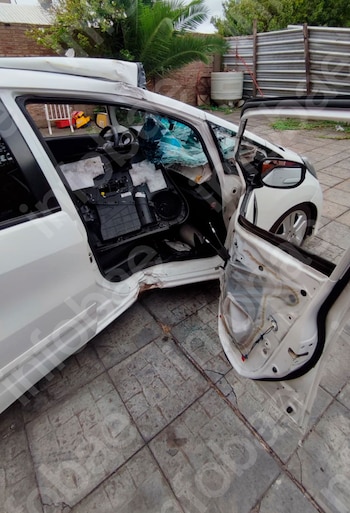 Chocó contra un poste, el seguro negó la destrucción total y terminó en juicio: deberán pagarle el auto, el daño moral y la privación de uso