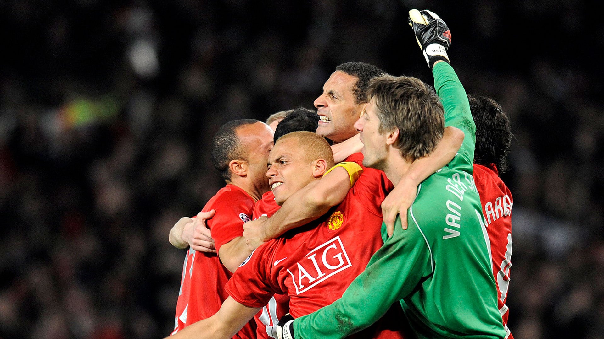 Van der Sar recordó la inestabilidad en la portería del United tras la salida de Peter Schmeichel en 1999 y su llegada en 2005 (AFP/LLUIS GENE)