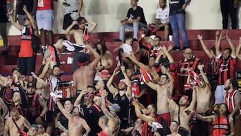 1-1. New England elimina a