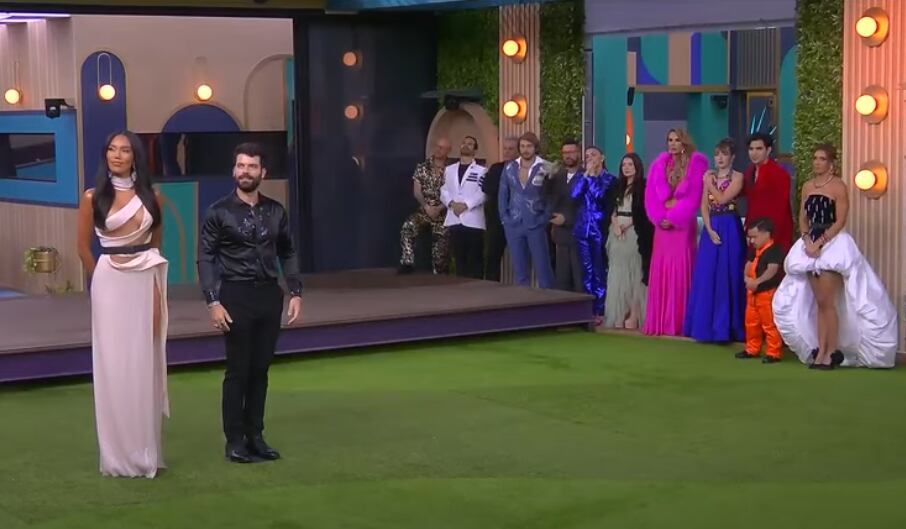 Priscila y Adrián subieron la silla giratoria. (Captura de pantalla YouTube)