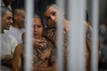 Presos del CECOT (REUTERS/Jose Cabezas)