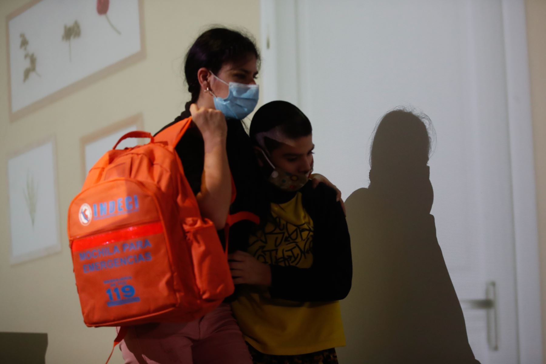 La mochila de emergencia debe mantenerse en un lugar de fácil acceso, de modo que pueda ser agarrada rápidamente en caso de necesidad durante un sismo. Foto: Andina.