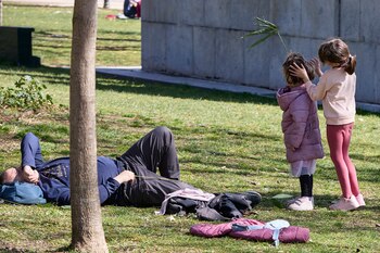 Unas niñas juegan al aire