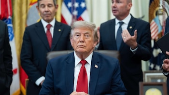 Trump aparca la tasa del 20% por cruzar Ormuz a cambio de inversiones de países del Golfo