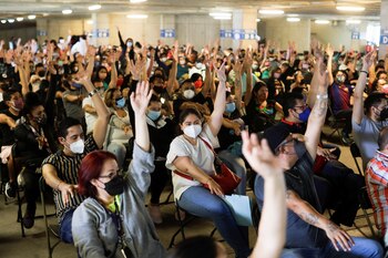 Personas hacen ejercicios tras aplicarse