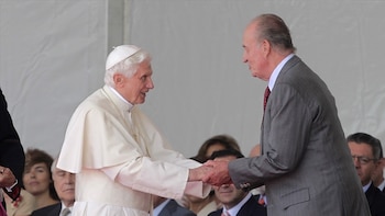 Los Reyes de España y Zapatero reciben al Papa Benedicto XVI en Barajas en agosto de 2011 (Marta Fernández / Europa Press)