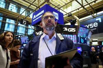 Operadores trabajan en la Bolsa