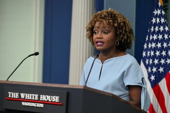Karine Jean-Pierre, secretaria de Prensa de la Casa Blanca (REUTERS/Annabelle Gordon/Archivo)