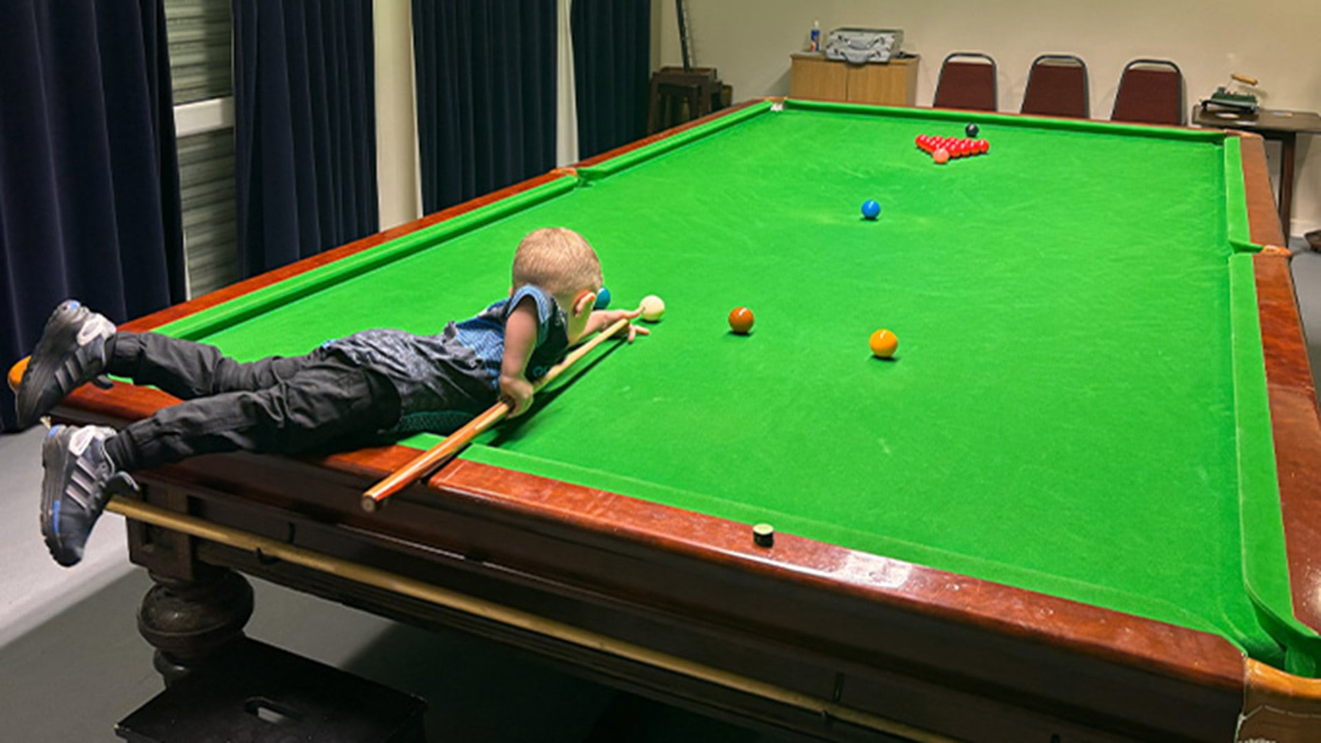 El snooker destaca como una modalidad de billar altamente táctica y difícil, lo que realza el logro de Jude Owens a tan corta edad (Guinness World Records)
