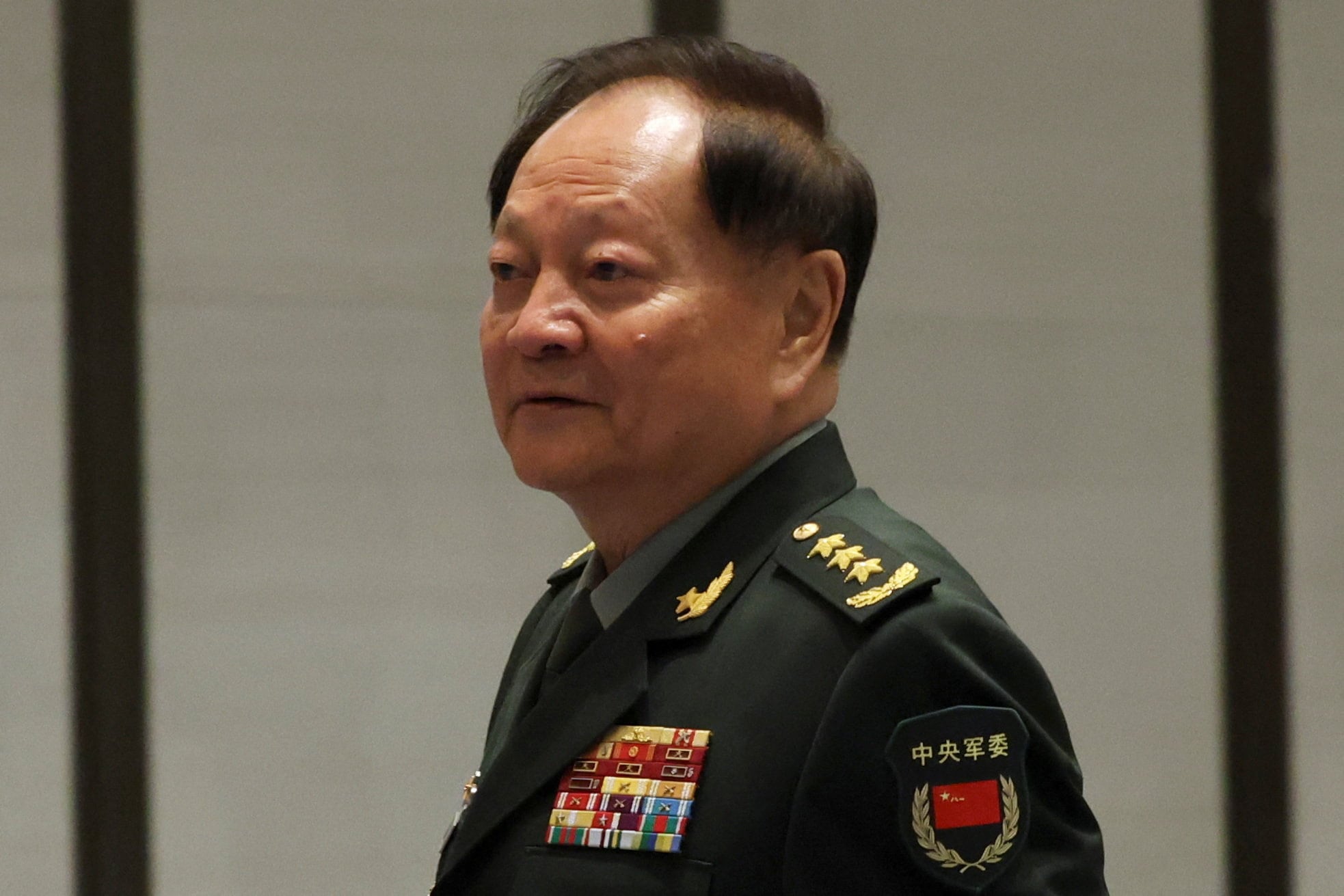 La vicepresidenta de la Comisión Militar Central de China (CMC), Zhang Youxia, llega para una sesión de fotos grupal antes de la ceremonia de apertura del Simposio Naval del Pacífico Occidental en Qingdao, provincia de Shandong, China, el 22 de abril de 2024. REUTERS/Florence Lo