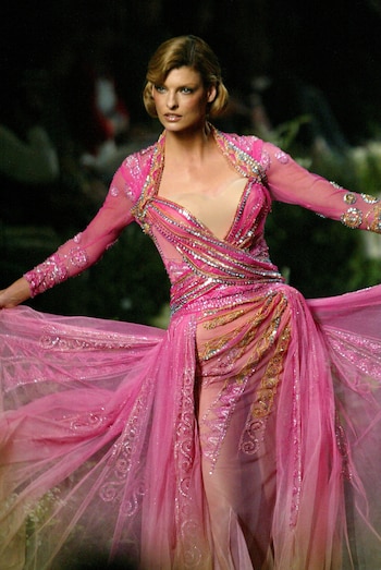 Linda Evangelista desfilando para Christian