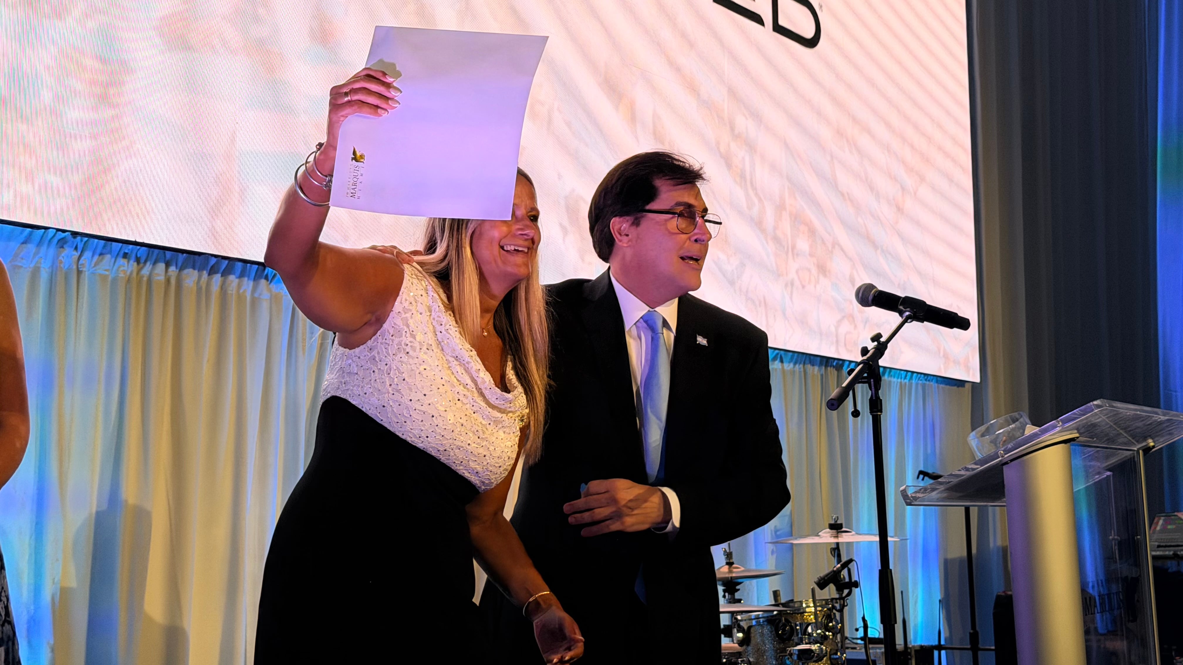 Lisandro Carret, director del Centro Cultural Argentino de Miami, junto a una de las ganadoras de sorteos durante la exitosa gala anual de la Cámara Argentino-Americana de Comercio en Miami.