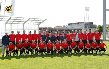 Fotografía de graduación del curso dictado por la Real Federación de Fútbol de España con Luis de la Fuente como profesor y Lionel Scaloni con Amaranto Perea como alumnos - crédito Real Federación de Fútbol de España