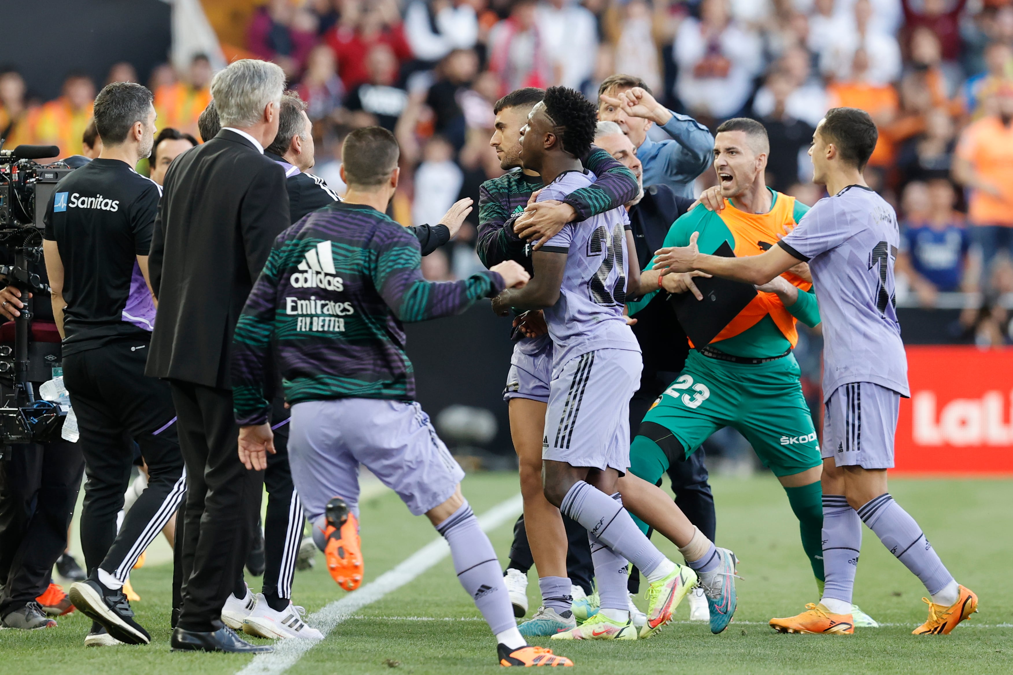 El delantero brasileño del Real Madrid Vinícius Júnior durante un partido ante el Valencia (EFE/ Kai Forsterling)