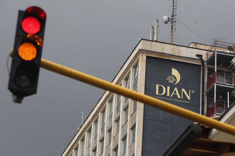 FOTO DE ARCHIVO: El logo de la Dirección de Impuestos Internos (DIAN) se ve en en una sede de Bogotá, Colombia 10 Abril, 2019. REUTERS/Luisa González
