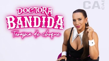Mujer con cabello largo recogido y atuendo oscuro con cuello blanco brillante posa junto al título 'Doctora Bandida: Terapia de choque'