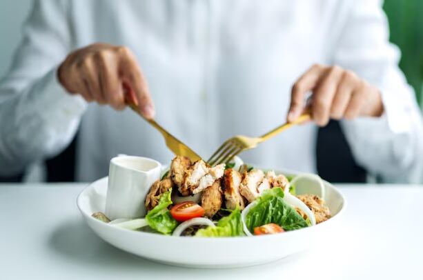 Incorporar frutas, verduras y semillas potencia el valor nutricional del menú sin recurrir a restricciones estrictas (Freepik)