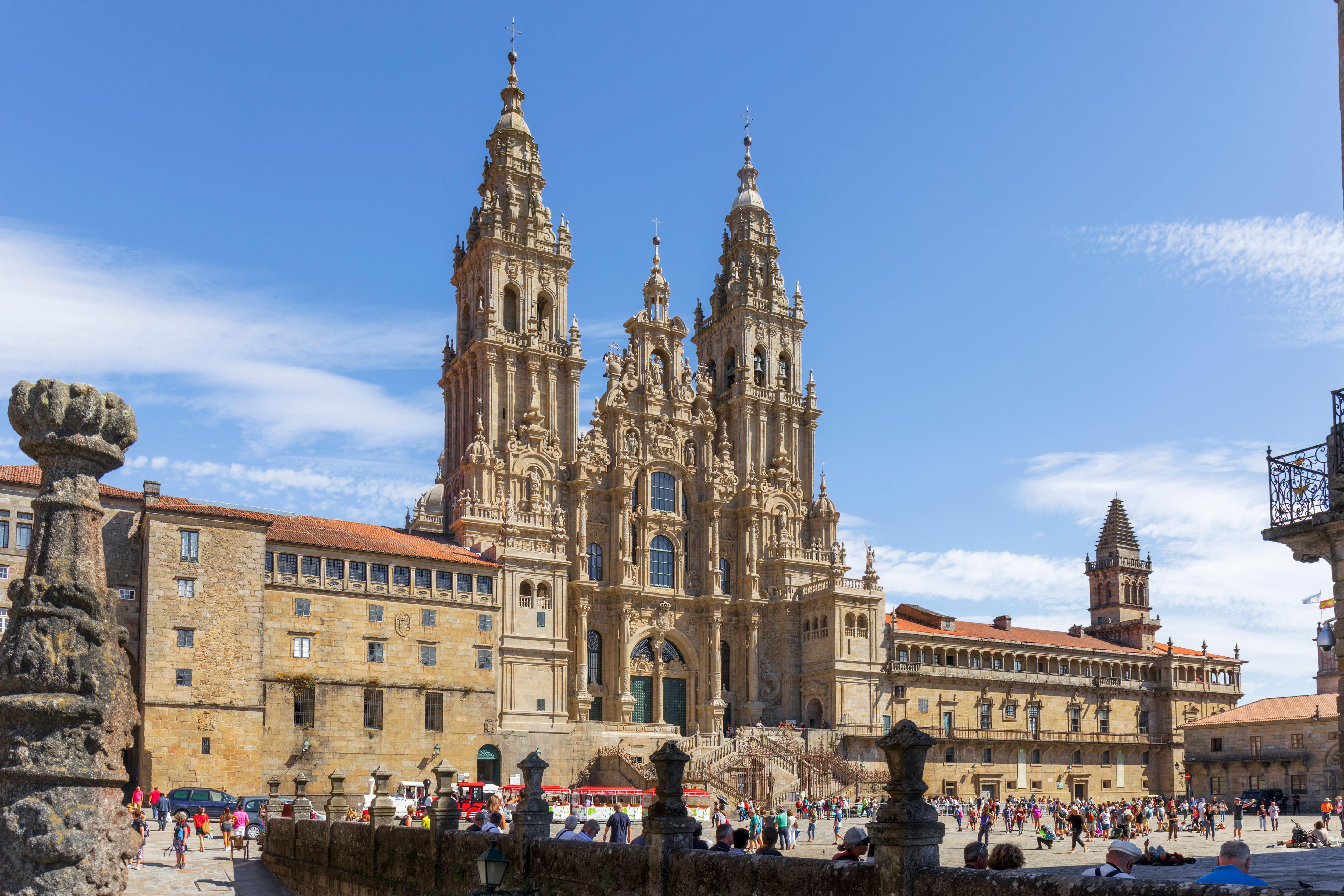 La catedral de Santiago de Compostela vista a través de la Plaza del Obradoiro (Classic Image / Alamy)
