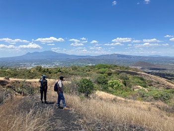 Vista del valle de Zapotitán y las chimeneas volcánicas en el oeste de El Salvador, con el volcán Izalco a la izquierda, el volcán Santa Ana a la derecha y el Cerro Verde entre ambos. En primer plano, las chimeneas de la erupción de 1917 desde el volcán San Salvador. (Cortesía: Servicio Geológico de Estados Unidos)