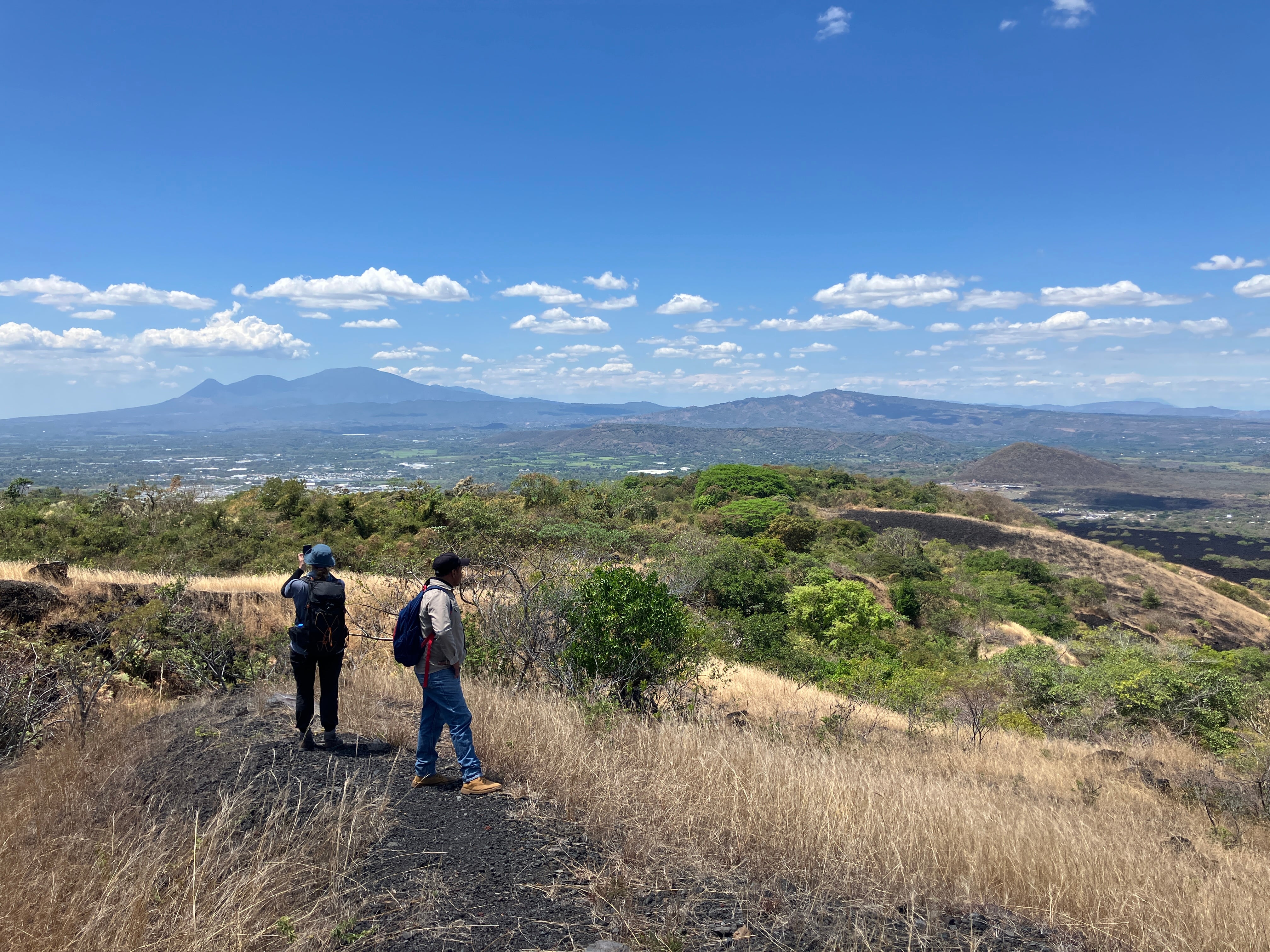 Vista del valle de Zapotitán y las chimeneas volcánicas en el oeste de El Salvador, con el volcán Izalco a la izquierda, el volcán Santa Ana a la derecha y el Cerro Verde entre ambos. En primer plano, las chimeneas de la erupción de 1917 desde el volcán San Salvador. (Cortesía: Servicio Geológico de Estados Unidos)