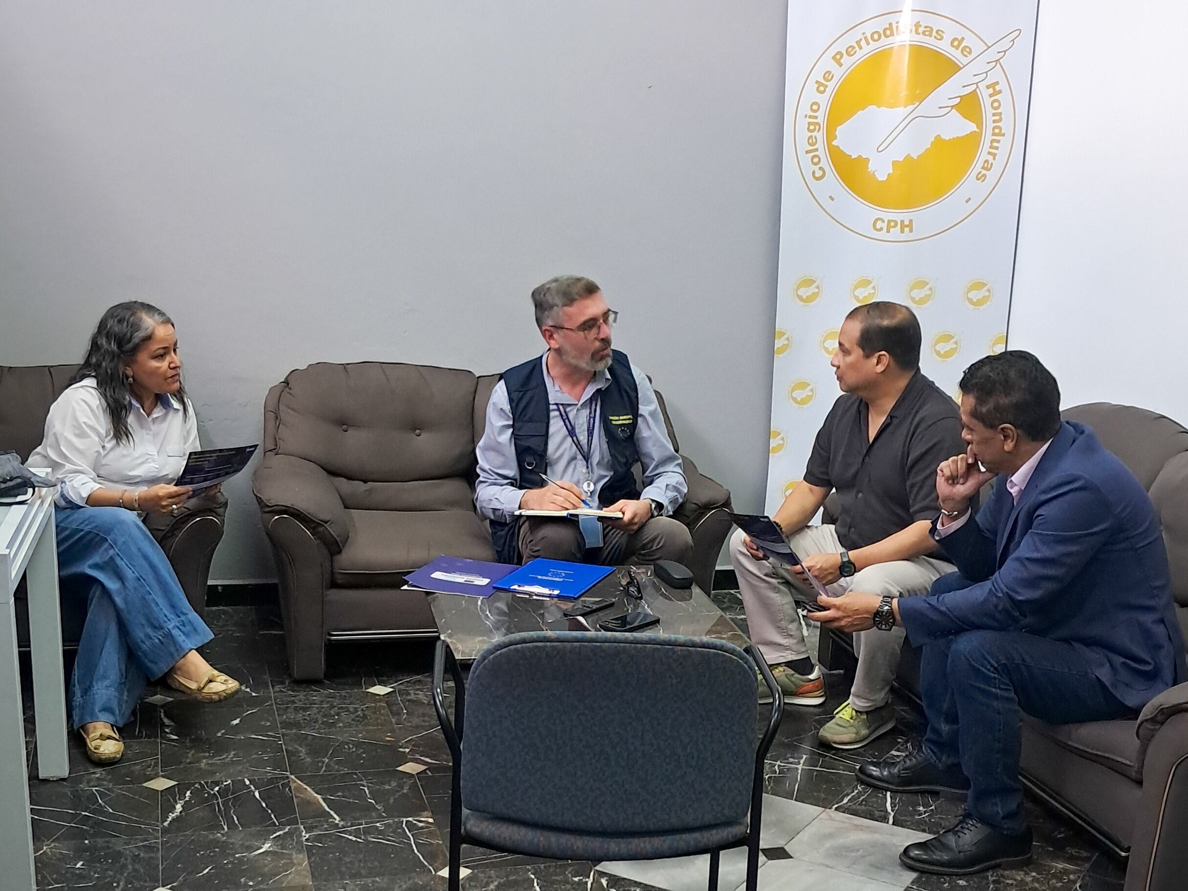 Juan Carlos Sierra, reunido con los miembros de la Misión de Observación Electoral de la Unión Europea en Honduras (X: MOE UE)