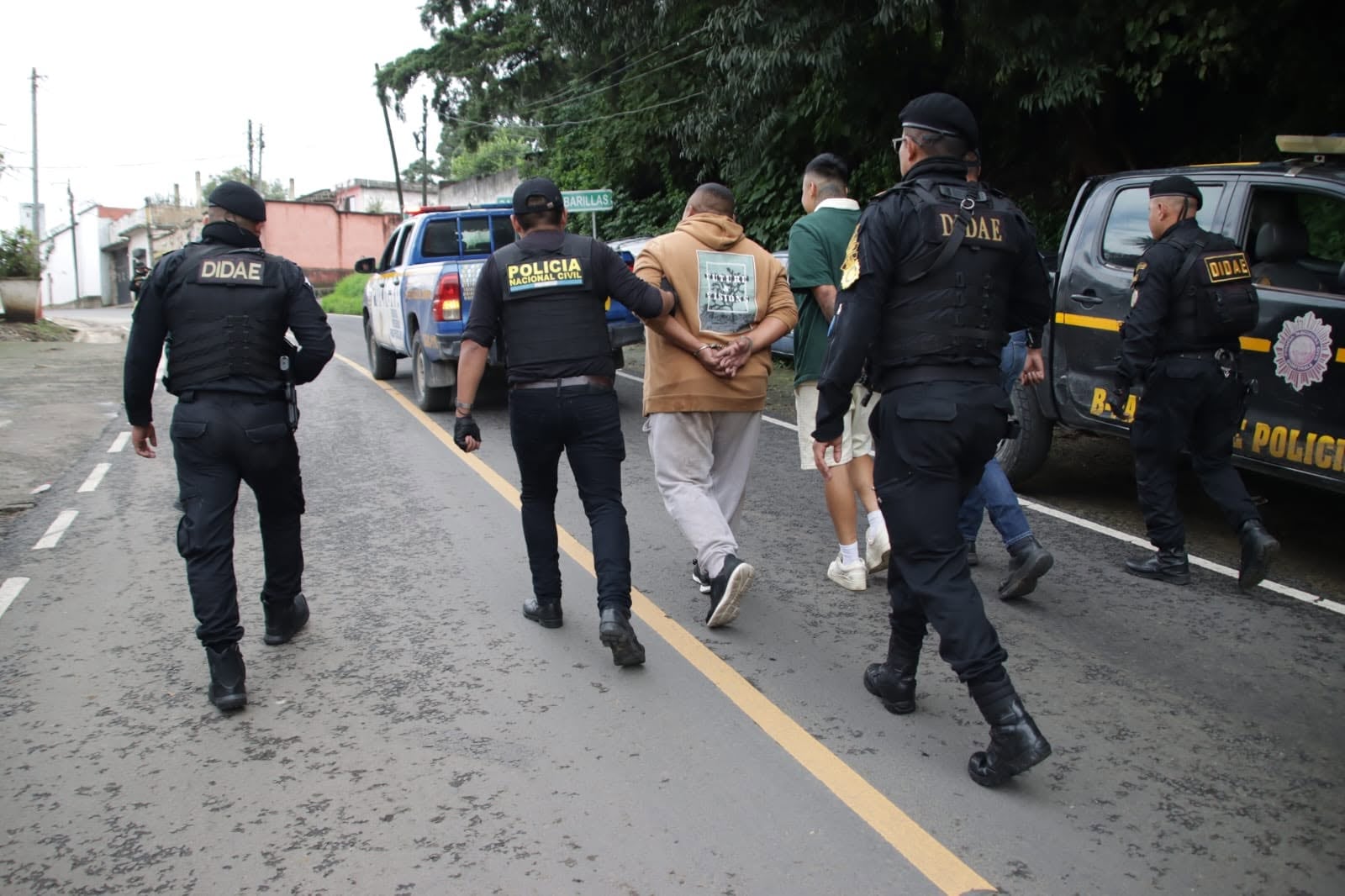 La Policía Nacional Civil incautó nueve armas de fuego tras interceptar un vehículo en Villa Canales. (PNCdeGuatemala)