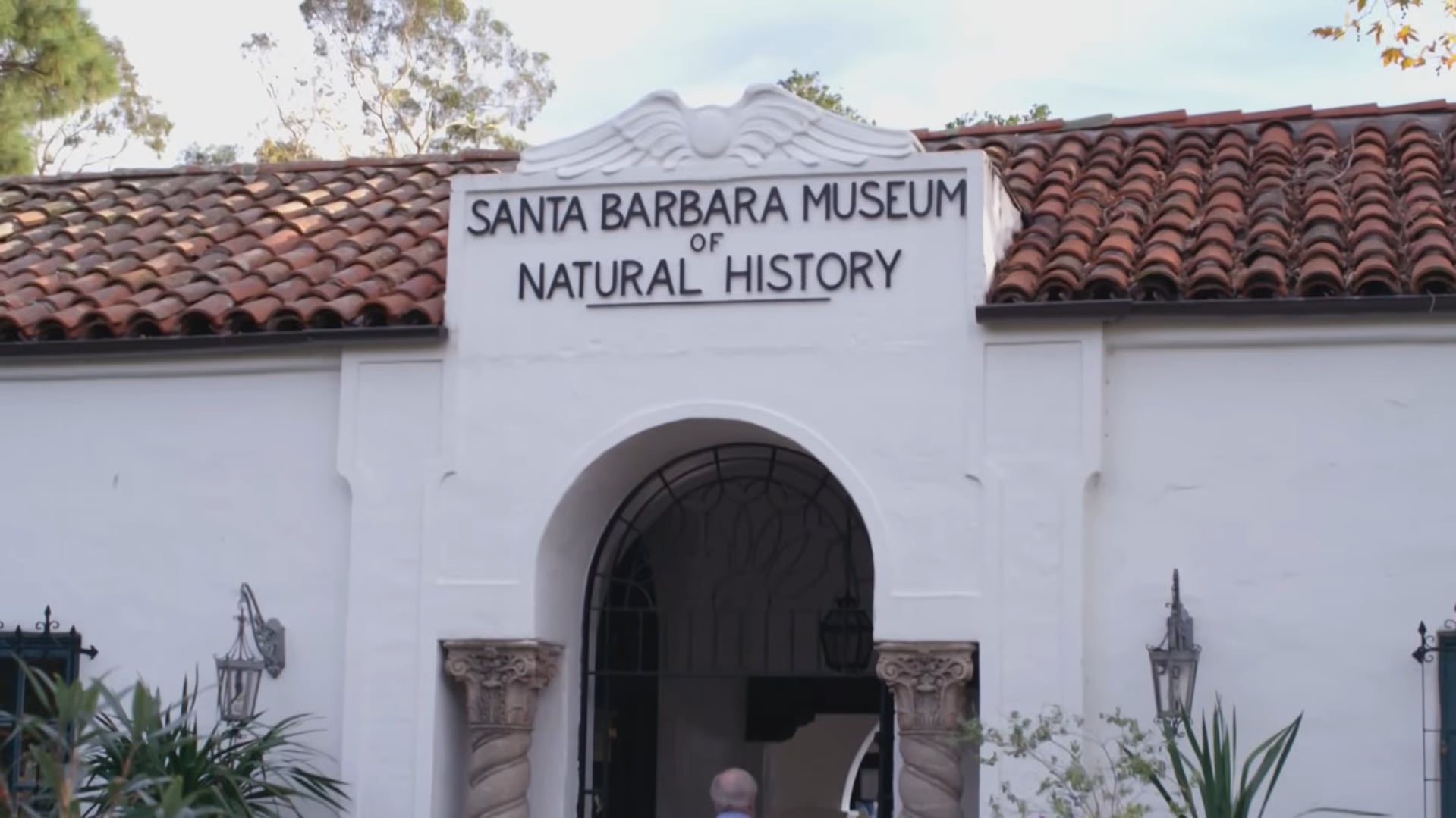 El Santa Barbara Museum of Natural History conservó durante décadas parte del registro arqueológico clave de las islas del Canal y participó luego en procesos de restitución a comunidades indígenas vinculadas a esos hallazgos (Timeline - World History Documentaries)